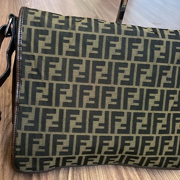 A159- ๐ฏ % authentic Fendi crossbody bag - Picture 5 of 16